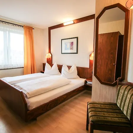 מלון Hotel-restaurant Lowen Süßen